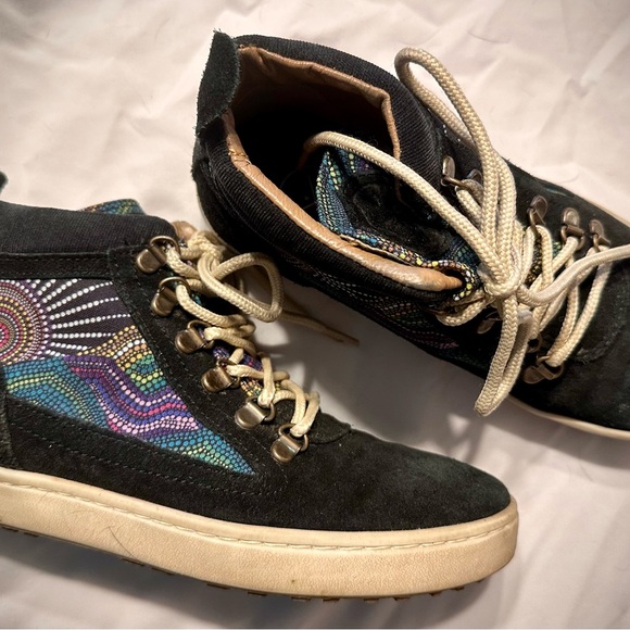 Colorful Patterned High-Top Sneakers - Picture 3 of 4